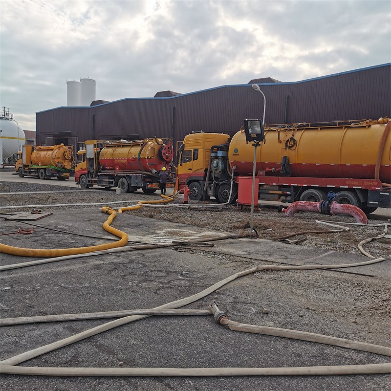 龙楼镇污水池清理