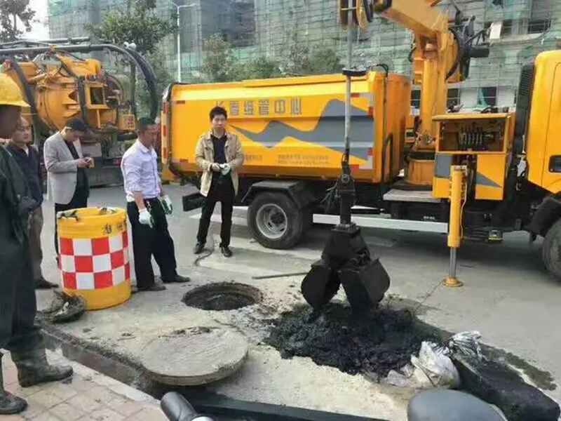 龙楼镇街道：网格员化身“清道夫”，为民解忧疏通“堵心”化粪池