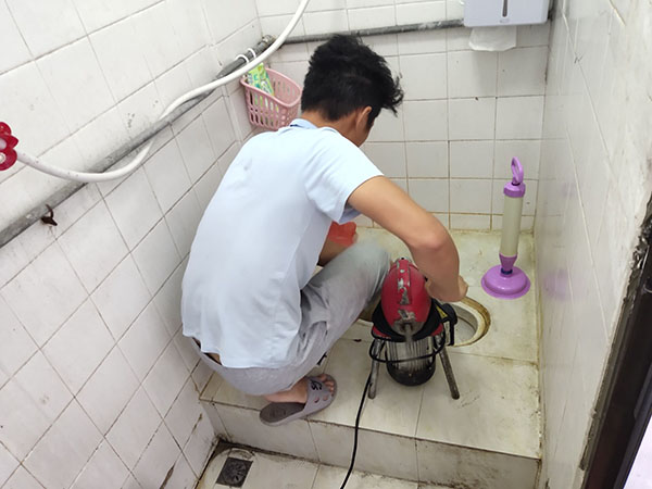 龙楼镇肥皂掉到马桶里把马桶堵住了怎么办？马桶堵住了怎么办