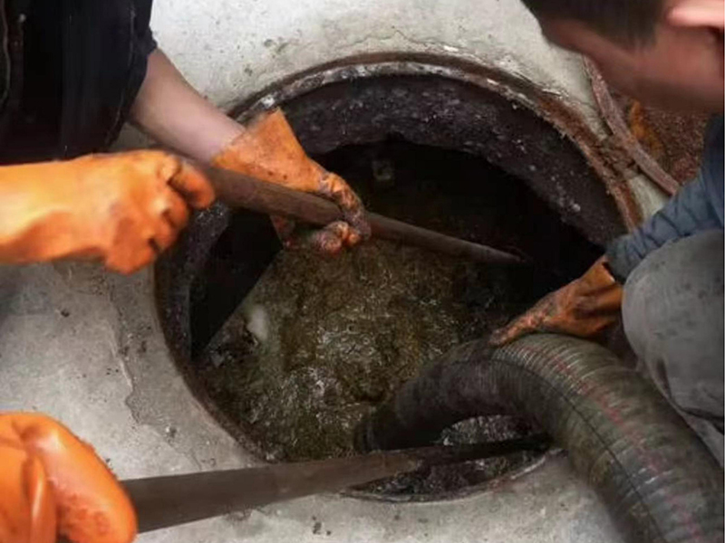 龙楼镇清理化粪池时如何避免沼气的危害?